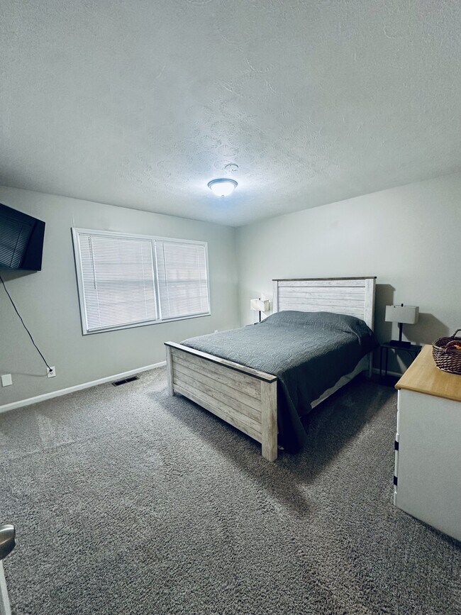 Building Photo - 125 Eaglewood Way