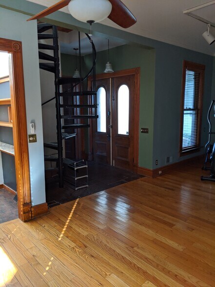 Living room - side view - 256 Bryant St