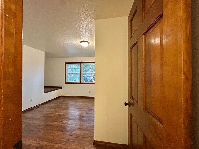 Building Photo - Timeless 5 Bed, 2.5 Bath Home - SW Beaverton