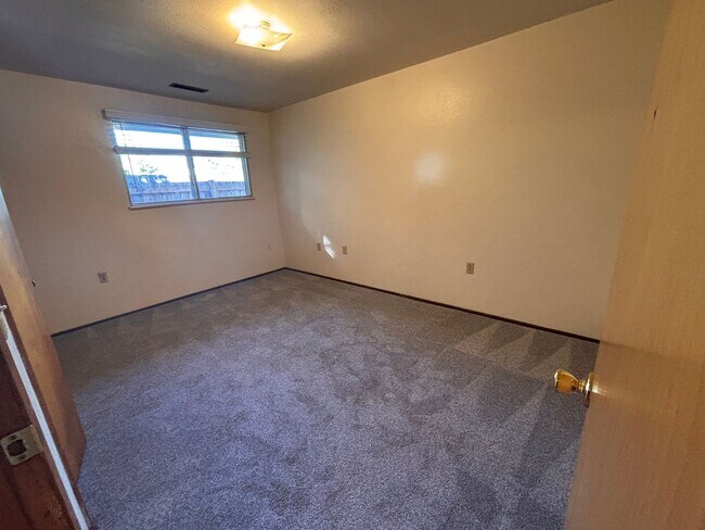 Building Photo - Water & Sewer Paid- 3 Bedroom 1 Bath Duplex