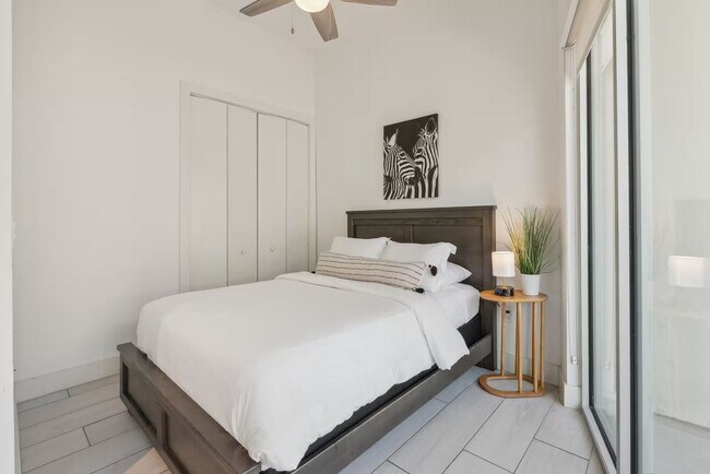 Building Photo - Luxury 1 Bedroom + Flex Space | 2 Full Baths | 975 Sq. Ft. | The Cedars, Dallas