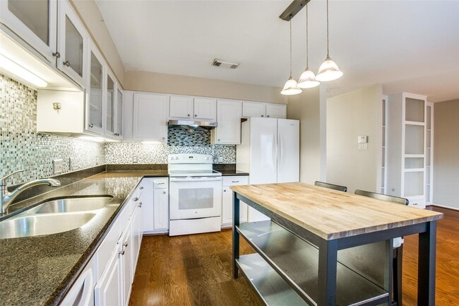 Building Photo - 11658 Lakeside Park Dr