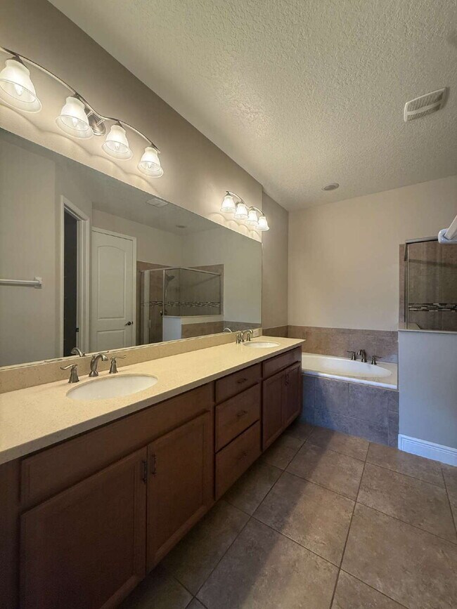 Building Photo - 3/2 townhome in desirable Loren Cove!