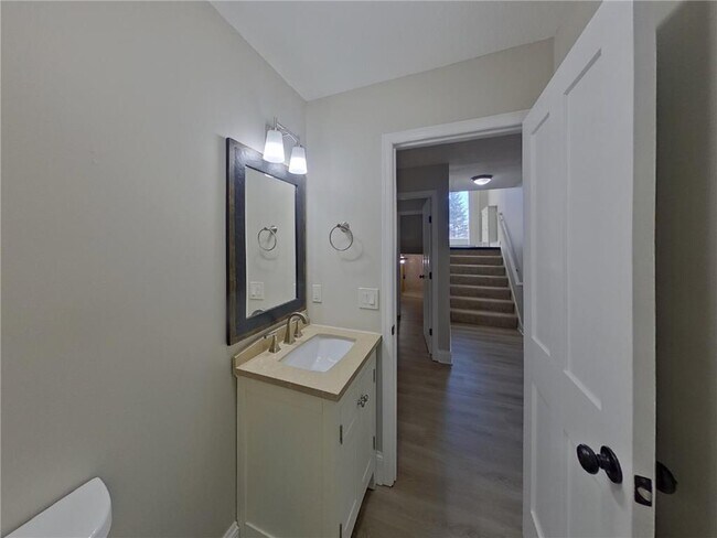 Building Photo - 606 Lincoln Dr NE