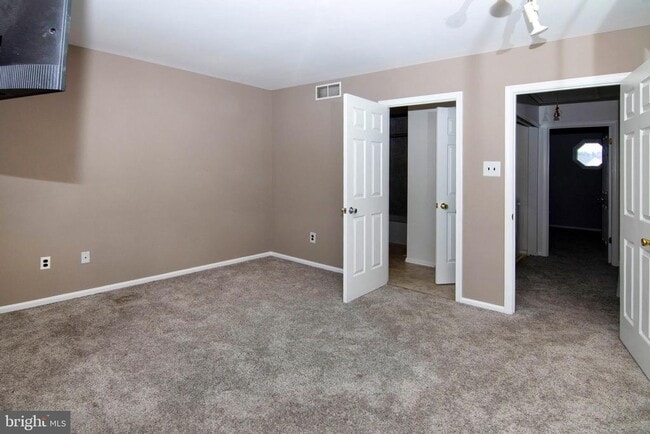 Building Photo - 1010 Hillsboro Ct