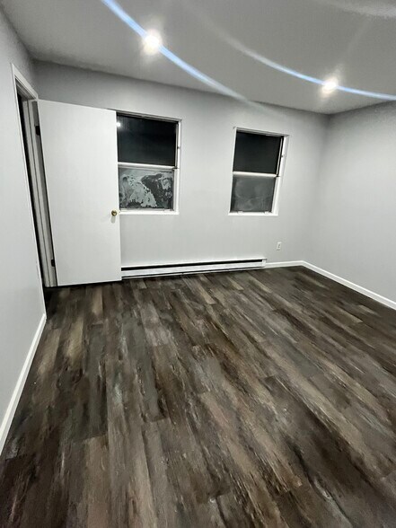 Building Photo - 11 Limerick Dr E