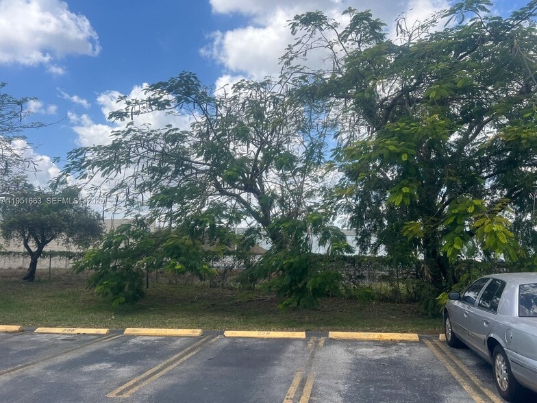 Building Photo - 590 NW 114th Ave