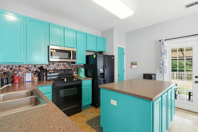 Building Photo - Charming 3BR Home in Richmond Hill with Pond View & Great Location!