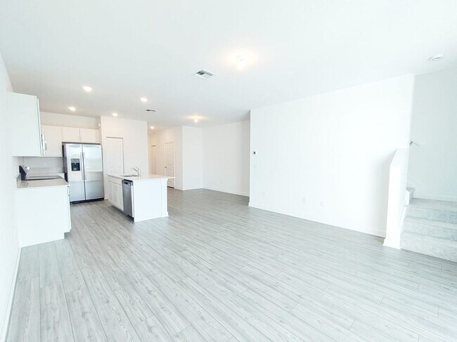 Building Photo - 659 SE Lk Fls St
