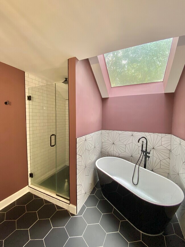 Upstairs bathroom - 702 Defoors Lndg NW