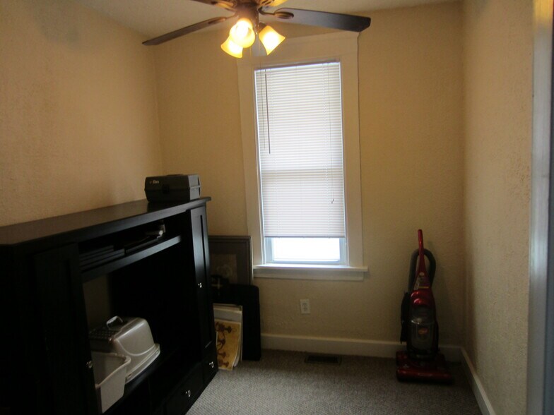Building Photo - 1654 Holmden Ave