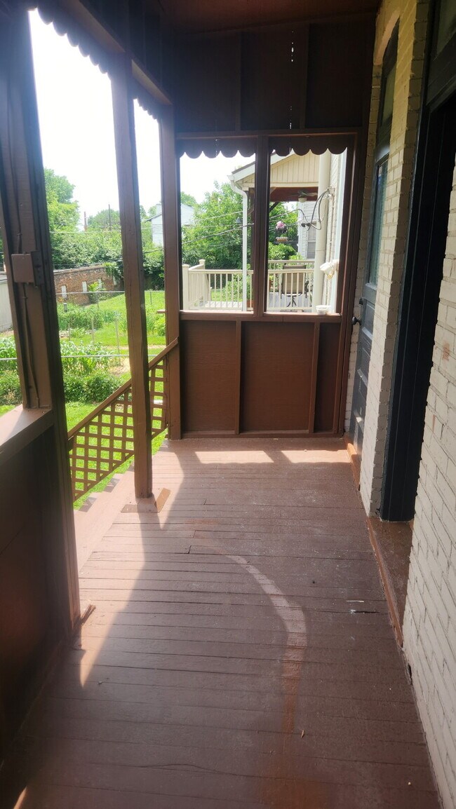 Building Photo - "Spacious 5-Bedroom Gem with 2 Full Baths in St. Louis – Your Ideal Family Home Awaits!"