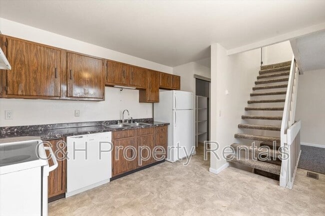 Building Photo - 2252 Avenue C
