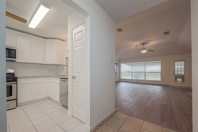 Building Photo - 4431 Duesenberg Dr