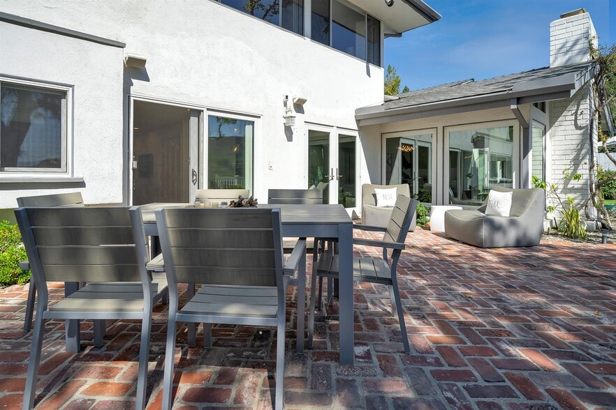 Building Photo - 2324 Banyan Dr