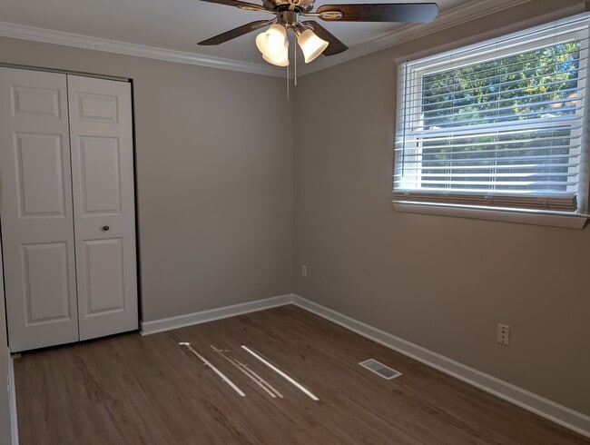 Building Photo - Cozy 2 story, 5 bedroom, 3.5 bathroom hous...
