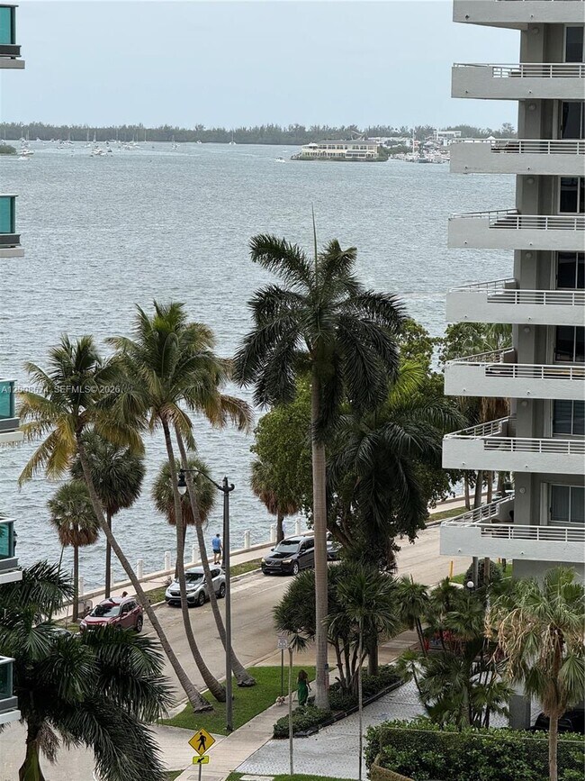 Building Photo - 1300 Brickell Bay Dr