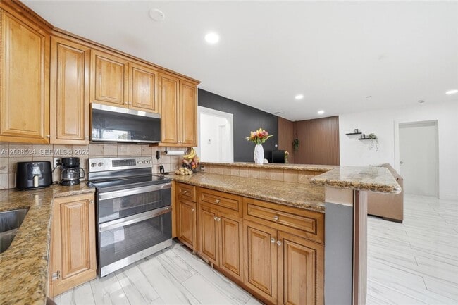 Building Photo - 2202 NW 61st Pl