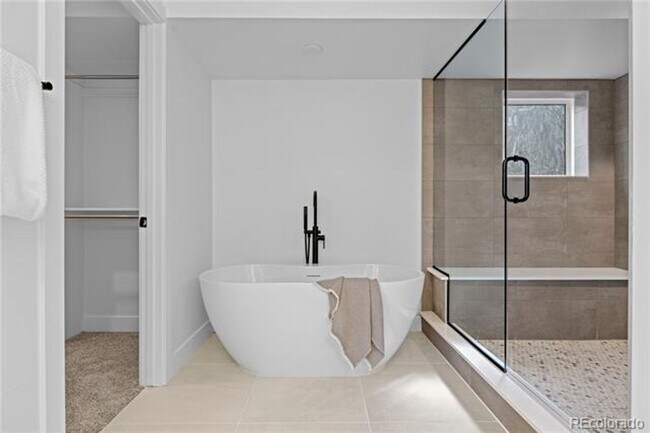 Building Photo - First Month on Us!  Gorgeous Contemporary ...