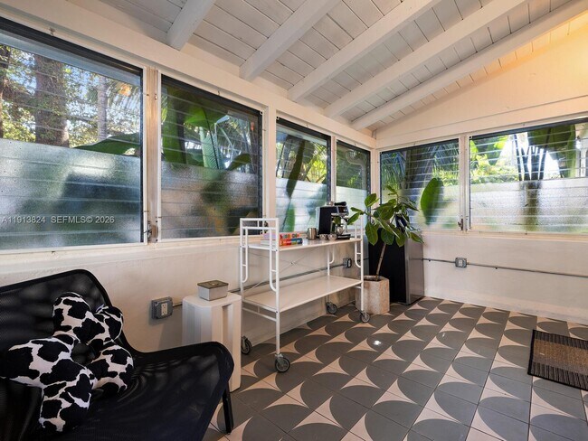 Building Photo - 1009 NW 11th Ct