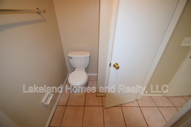 Building Photo - 1204 Honeytree Ln W