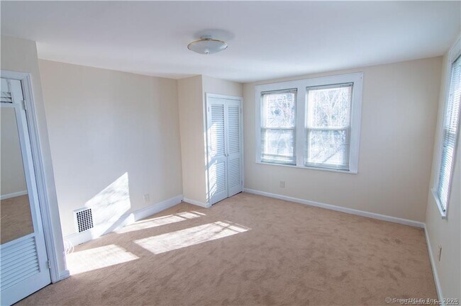 Building Photo - 246 Old Stratfield Rd