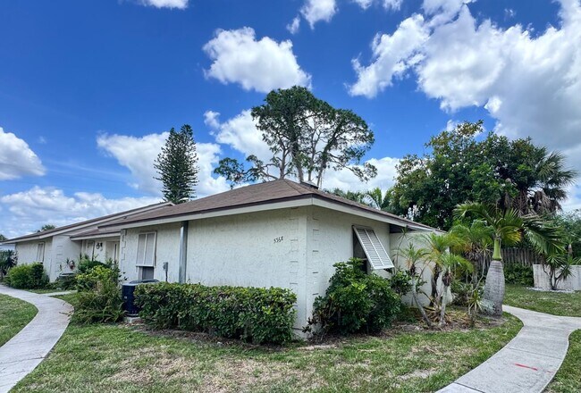 Building Photo - Annual unfurnished nicely renovated 2/2 villa near the Ringling Museum