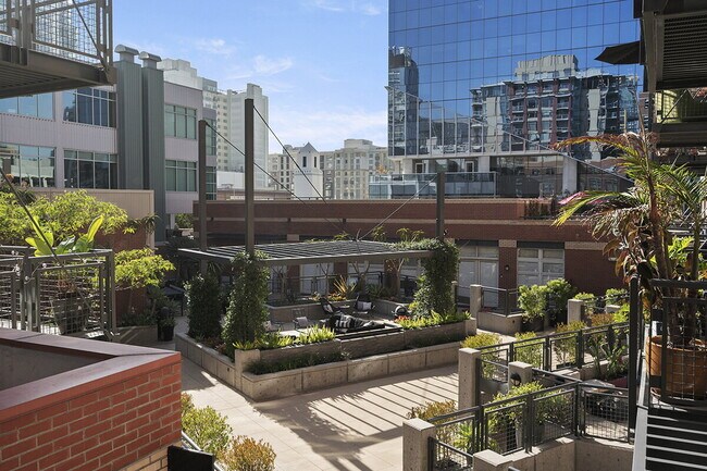 Building Photo - $3,695 - 1 Bed + Den / 1.5 Bath Condo at Parkloft Residence in Downtown San Diego