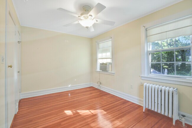 Building Photo - 806 Pelhamdale Ave