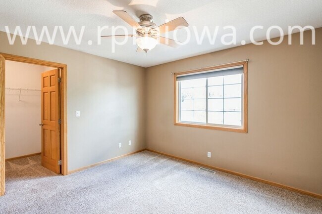 Building Photo - UPDATED TOWNHOME!! 2 Bedroom, 2.5 Bath in Ankeny