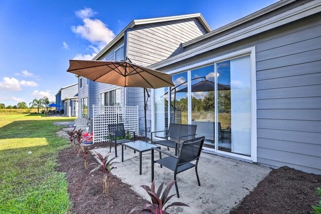 Building Photo - Townhome in Davenport now Available!
