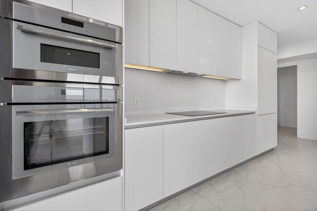 Building Photo - 700 NE 24th St