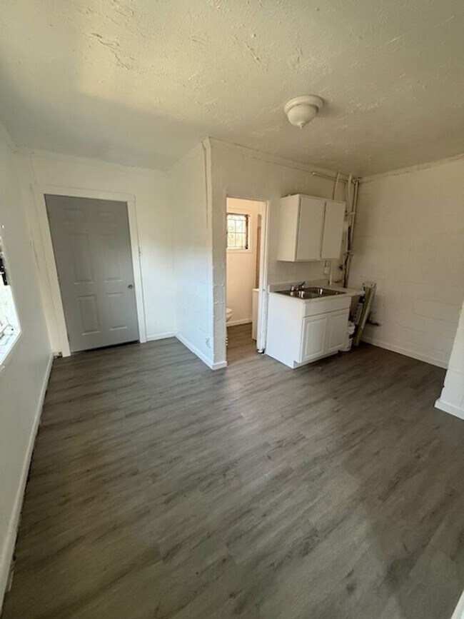 Building Photo - 975 Sparks St SW