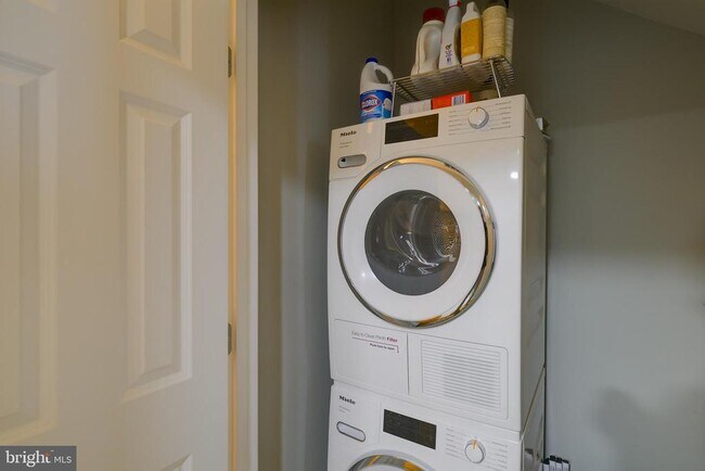 Building Photo - 226 3rd St NE