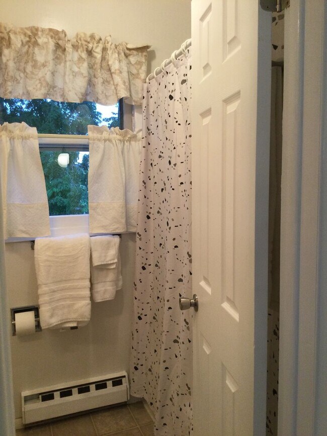 Building Photo - Charming Cottage in Newportville