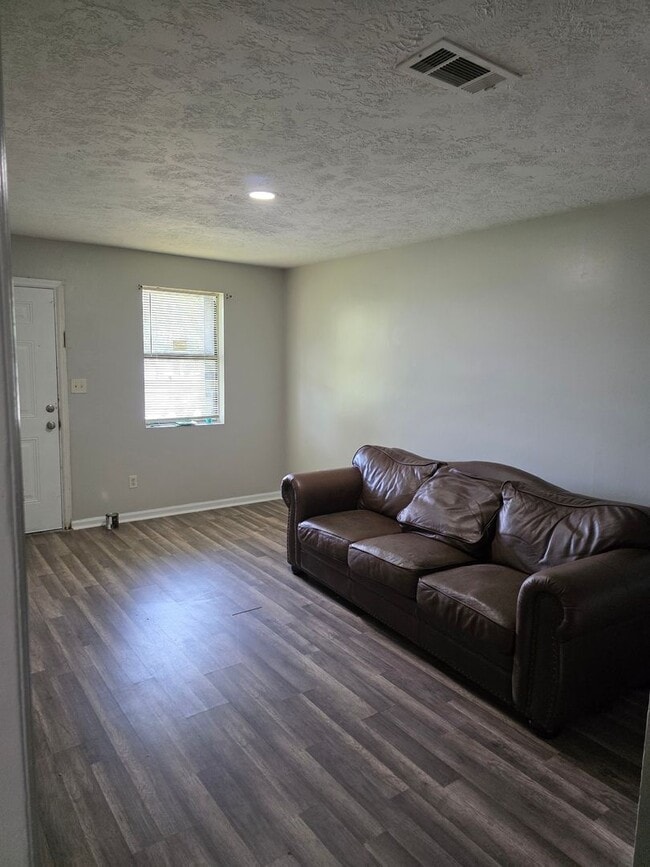 Building Photo - 3 Bedroom End Unit