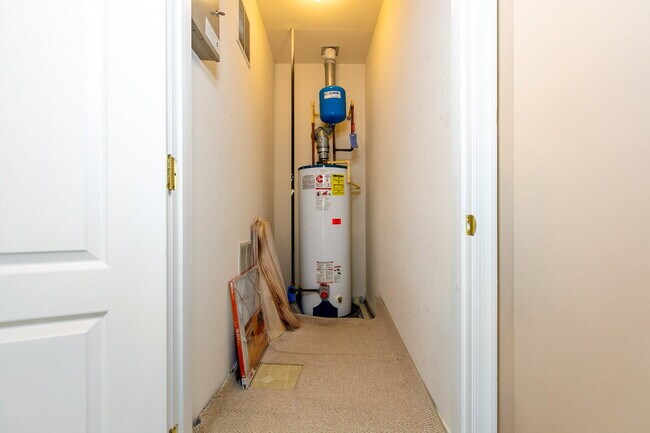 Building Photo - Spacious, Light-Filled Home in the Desirable Broadlands