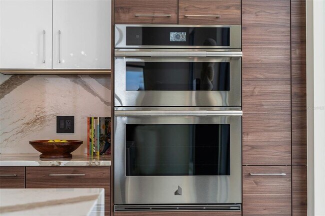 Building Photo - 301 1st St S