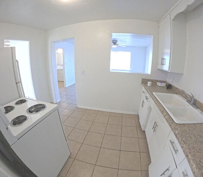 Kitchen - 2612 E Alta Vista Rd