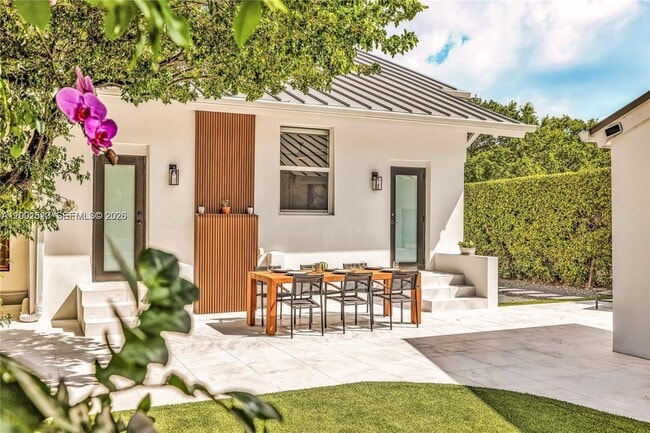 Building Photo - 320 NE 88th St