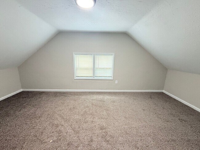 Building Photo - Renovated 3-Bedroom Home – We Welcome Sect...