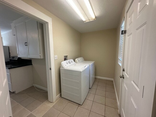 Building Photo - 3 Bedroom 2 Bathroom Home with Yard
