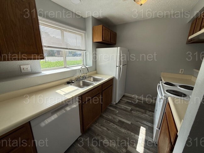 Building Photo - $895 - 2 bed 1.5 bath beautiful bi-level a...