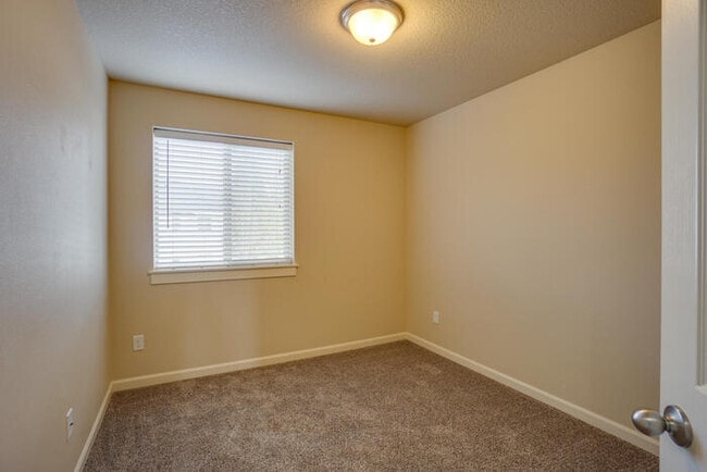 Building Photo - BEAUTIFUL THREE BEDROOM IN HAZEL DELL