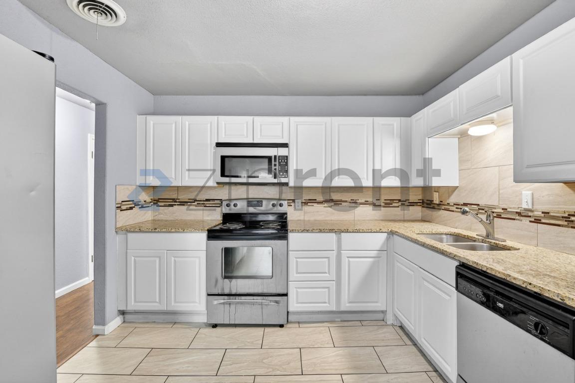 Building Photo - 2332 Grandview Dr