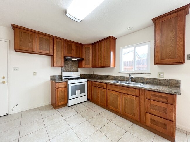 Building Photo - 4 Bedroom, 2 Bath Single Story Corner Lot Home in Rancho Cordova