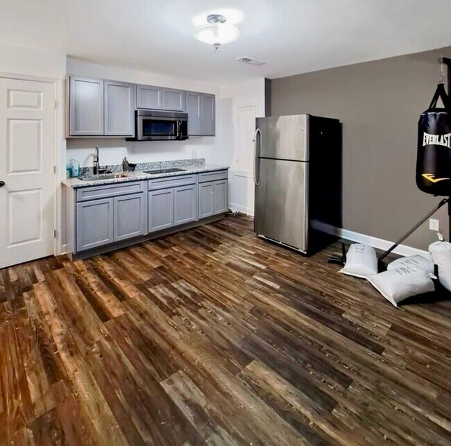 Building Photo - Amazing 5 BR/3.5 BA Single-Family Home in ...