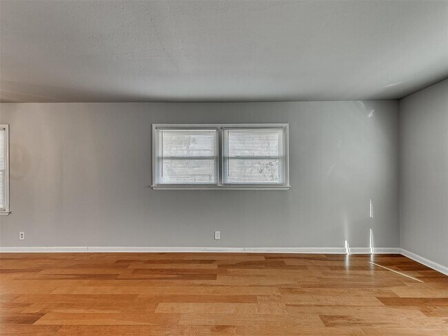 Building Photo - 2641 Kent Dr