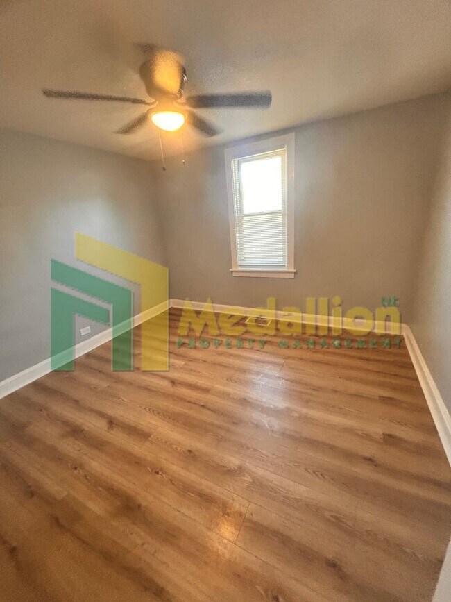 Building Photo - Updated 1-Bedroom Coach House with In-Unit Laundry