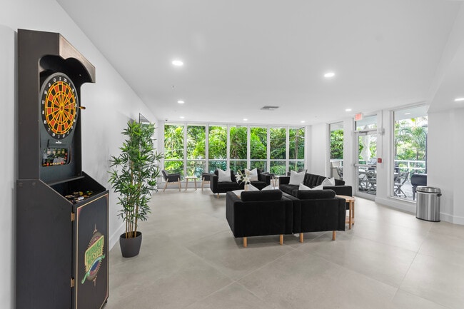 Building Photo - 3000 Holiday Dr